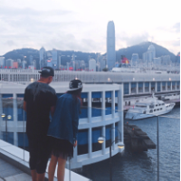 怕孤独就别逞强。 擦肩而过，我们谁也没