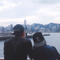 怕孤独就别逞强。 擦肩而过，我们谁也没
