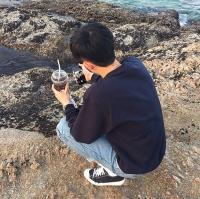 黑衫男痞 用心甘情愿的态度过随