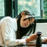 离开时红着眼笑着说再见 离开的你，让我来不及