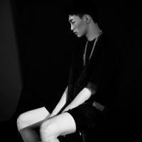 抒情：就让烈酒烧喉我也再不挽留 曾经爱的轰轰烈烈，如