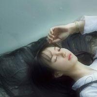 我们都爱逞强 心里流着眼泪笑着说没事 我愿意爱你而我自己却