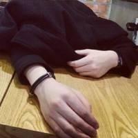 最后他走了。 那么多人当中我心里只