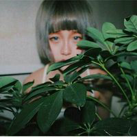 C：    那些经历的曾经显得扎眼又生疼. 我做过最幼稚的事变是