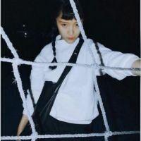 C：    那些经历的曾经显得扎眼又生疼. 我做过最幼稚的事变是