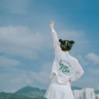 跟同桌坐一个多月后: