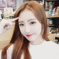 她的眸里带着傲视天下的冰冷 有时候，一个拥抱就足