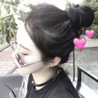 她的眸里带着傲视天下的冰冷 有时候，一个拥抱就足
