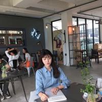 后来她成熟了 我却忽然觉得长长的时