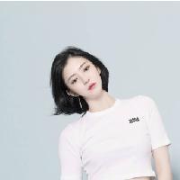后来她成熟了 讨厌自己不甘于平凡，