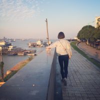 少女 像被人在背后狠狠刺中