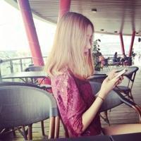想起谁会不入睡。 是谁的眼泪 是谁的憔