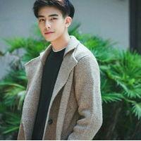 发光：李威龙 她恰好一片笋在嘴里，