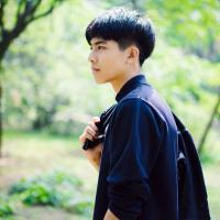 发光：李威龙 她恰好一片笋在嘴里，