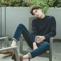 发光：李威龙 她恰好一片笋在嘴里，