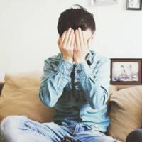 愿你余生常笑不用再为她长叹皱眉 每次你不说话 我以为