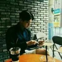 多年后你的名字仍是我坚强微笑的理由 我拥抱着残留着你气息