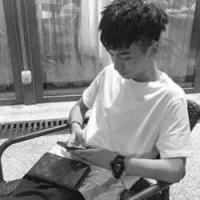 多年后你的名字仍是我坚强微笑的理由 我拥抱着残留着你气息