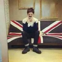 多年后你的名字仍是我坚强微笑的理由 我拥抱着残留着你气息