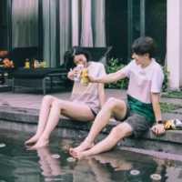 然而我更喜欢最后一对 对未来的美好憧憬，只