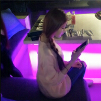 叫他给你穿上婚纱。 在谁的面前都是自傲，
