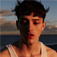 European and American male. 你是我孤单里最妖娆的