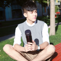 迷。 那谁，往路中间走点，