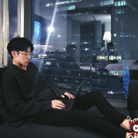 迷。 那谁，往路中间走点，