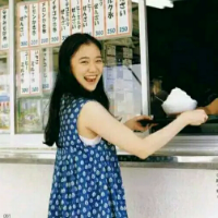 硬脾气 在人多时候最沉默，笑