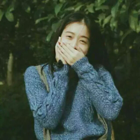 硬脾气 在人多时候最沉默，笑