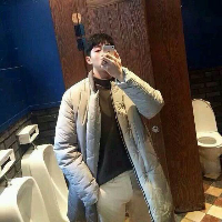 瑟情师. 他踩着我的心，温柔的