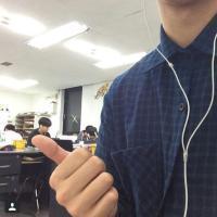 在别人面前笑得很开心