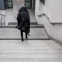 把枪藏进风衣 不要等身边人离去之后