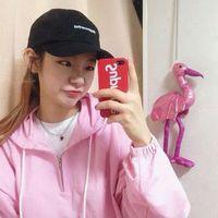 九张 卧碧玉美人塌勾唇嫣然