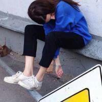 把枪藏进风衣 毕竟只是玩伴不是真朋