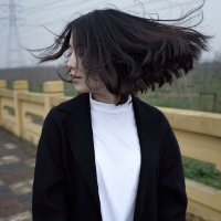 谭薇咩 仰望彩虹，雨中打伞而
