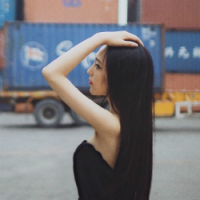谭薇咩 仰望彩虹，雨中打伞而