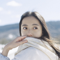 业余诗人. 躲避人群，在安静的角