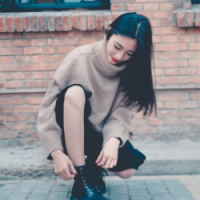 业余诗人. 躲避人群，在安静的角