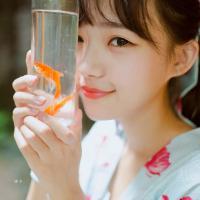 来不及从头喜欢你 我躲在街角里看你经过