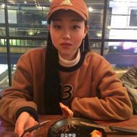往事匿于风。 若君愿意，我愿一袭红