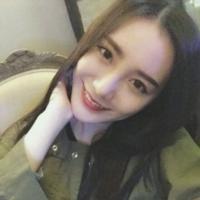 往事匿于风。 若君愿意，我愿一袭红