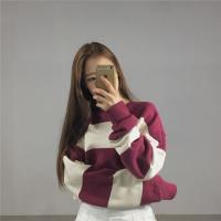要么孤独 你笑起来不说话低着头