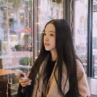要么孤独 你笑起来不说话低着头