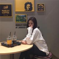 要么孤独 你笑起来不说话低着头