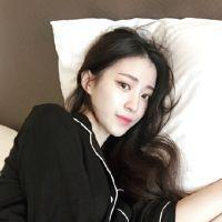 要么孤独 你笑起来不说话低着头