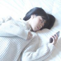 要么孤独 你笑起来不说话低着头