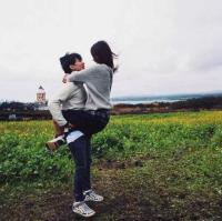 最美不过偷瞄你时眼神相撞 那刻你的微笑 我就是那个明明难过到