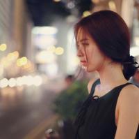婪瘾。 独自在角落喝的酩酊大