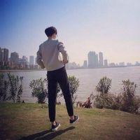 扶着往事走 我不浪也不安稳 却再